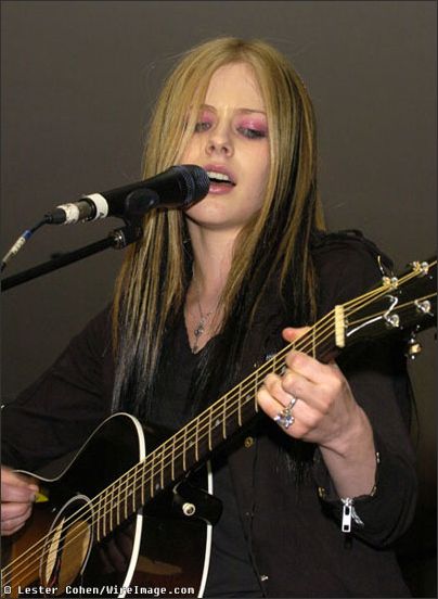 Avril Lavigne On Stage Picture 10