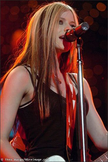 Avril Lavigne On Stage Picture 25