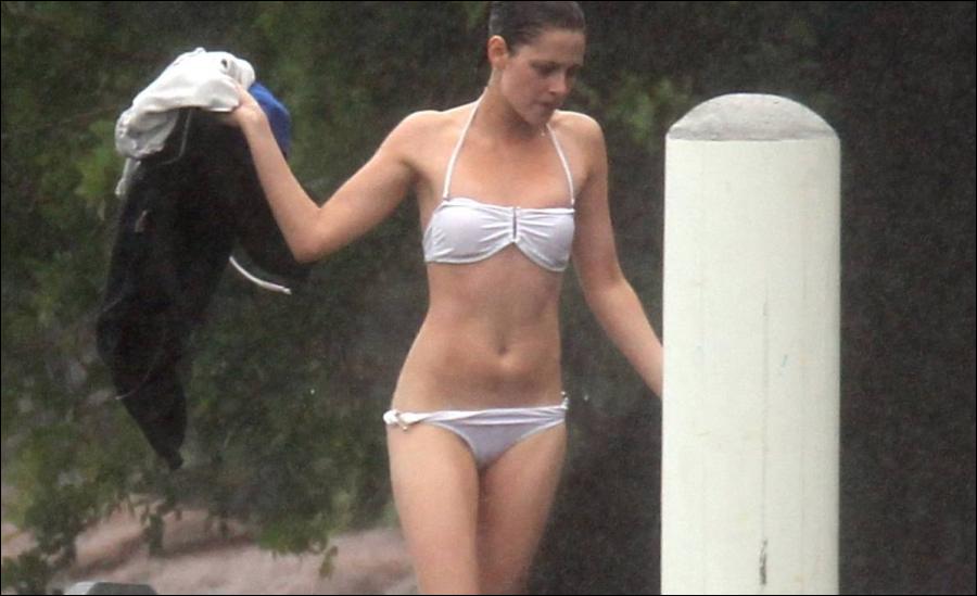 Kristen Stewart wows in sexy bikini