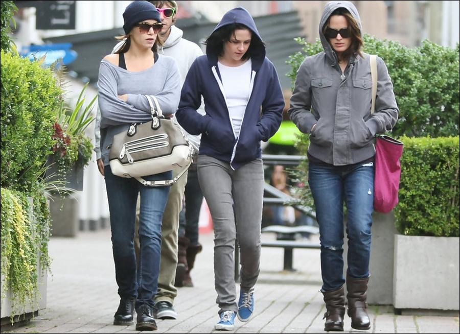 Nikki Reed, Elizabeth Reaser and Kristen Stewart in Vancouver