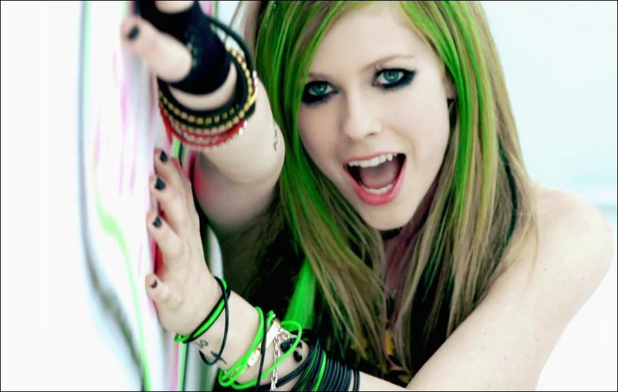 Avril Lavigne goes extreme in lime green