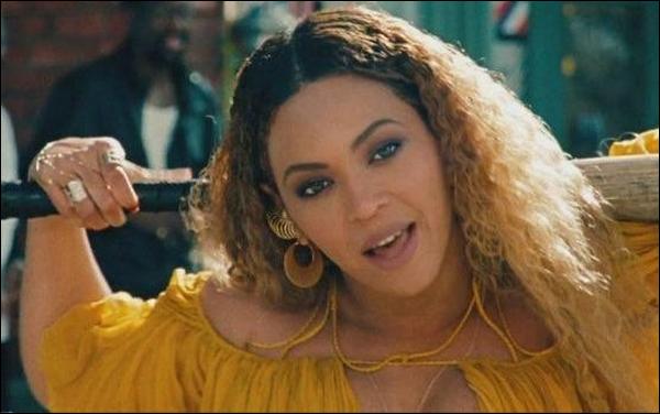 Beyoncé beats Prince to top of the album charts with Lemonade