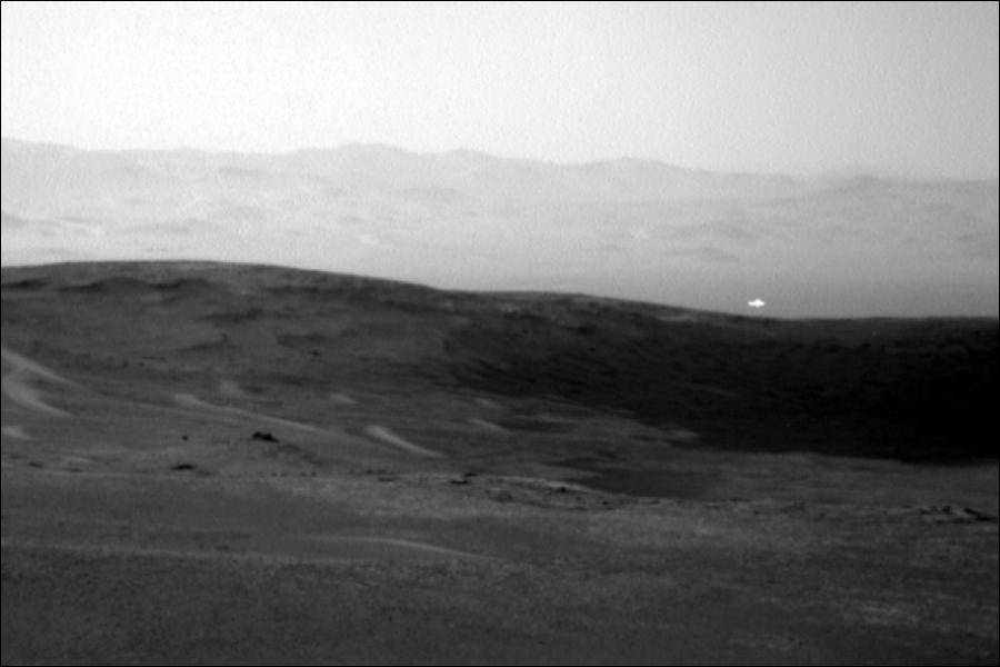 Curiosity's new Mars photo shows a mysterious light