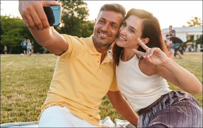 Happy couples not to share their relationships on social media