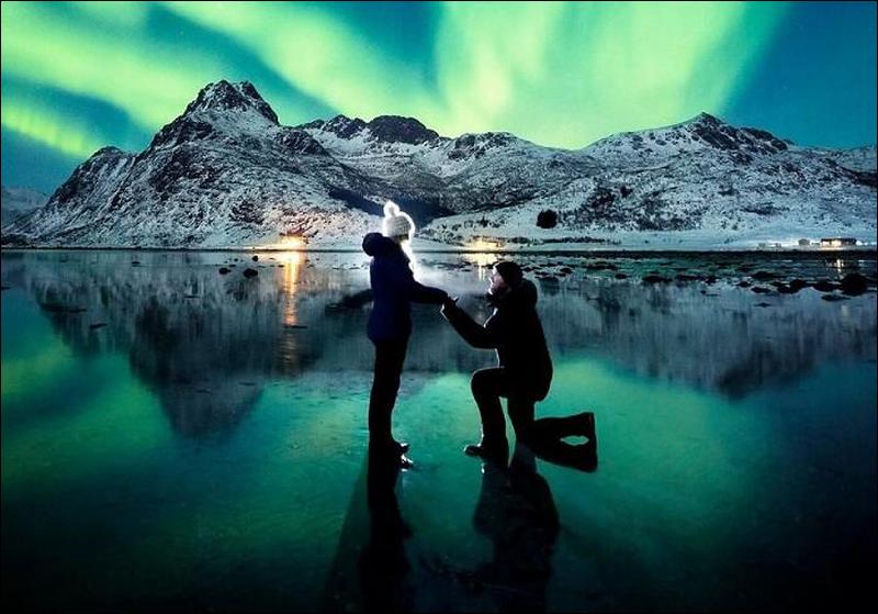 Unusual marriage proposal under the Northern Lights