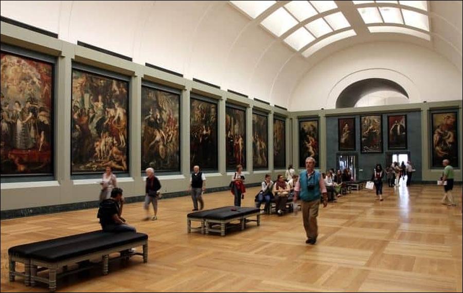 Louvre Museum in Paris: Impossible to visit in a single day